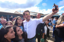 Cerca de oito mil pessoas serão beneficiadas pela obra de pavimentação da Estrada do Socavão, principal distrito de Castro, nos Campos Gerais. Nesta sexta-feira (29), o governador Carlos Massa Ratinho Junior esteve no município e assinou a ordem de serviço para pavimentar um trecho de nove quilômetros da estrada que liga o distrito de Socavão até a região do Pinheirão, em direção à PR-090. - Castro, 29/03/2019 - Foto: Rodrigo Félix Leal/ANPr