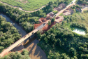 O Departamento de Estradas de Rodagem do Paraná (DER-PR) vai liberar na manhã deste sábado (30) o tráfego sobre a ponte do Rio da Anta, na PR-082. O trecho liga o município de Douradina à Santa Felicidade, distrito de Tapira, no Noroeste do Estado. O local estava totalmente interditado desde 7 de janeiro, quando parte do pavimento da cabeceira da ponte cedeu na altura do km 568 devido às chuvas.  -  Curitiba, 29/03/2019  -  Foto: Divulgação DER