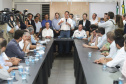 Pavimentação asfáltica, pista de caminhada e aquisição de equipamentos e veículos são algumas das ações que oito municípios do Noroeste do Paraná farão com recursos do Governo do Estado. O governador Carlos Massa Ratinho Junior esteve nesta sexta-feira (29) na sede da Associação dos Municípios do Setentrião Paranaense (Amusep), em Maringá, e homologou e autorizou editais de licitação que somam R$ 5,39 milhões. - Maringá, 29/03/2019 - Foto: Rodrigo Félix Leal/ANPr