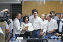 Pavimentação asfáltica, pista de caminhada e aquisição de equipamentos e veículos são algumas das ações que oito municípios do Noroeste do Paraná farão com recursos do Governo do Estado. O governador Carlos Massa Ratinho Junior esteve nesta sexta-feira (29) na sede da Associação dos Municípios do Setentrião Paranaense (Amusep), em Maringá, e homologou e autorizou editais de licitação que somam R$ 5,39 milhões. - Maringá, 29/03/2019 - Foto: Arnaldo Alves/ANPr