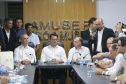 Pavimentação asfáltica, pista de caminhada e aquisição de equipamentos e veículos são algumas das ações que oito municípios do Noroeste do Paraná farão com recursos do Governo do Estado. O governador Carlos Massa Ratinho Junior esteve nesta sexta-feira (29) na sede da Associação dos Municípios do Setentrião Paranaense (Amusep), em Maringá, e homologou e autorizou editais de licitação que somam R$ 5,39 milhões. - Maringá, 29/03/2019 - Foto: Arnaldo Alves/ANPr
