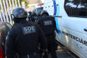 Cinquenta e cinco detentos que estavam na carceragem da cadeia pública de Rio Branco do Sul foram transferidos nesta segunda-feira (01) para a Casa de Custódia de Piraquara