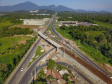 A administração dos Portos do Paraná realiza em paralelo uma série de obras para o desenvolvimento regional. A mais adiantada é a construção do novo viaduto na entrada de Paranaguá, onde a BR-277 se divide entre as avenidas Ayrton Senna e Bento Rocha. O projeto e a execução são coordenados pelo DER (Departamento de Estradas de Rodagem). O investimento dos Portos é de R$ 12,7 milhões e a entrega da obra será em junho .Foto:José Fernando Ogura/ANPr