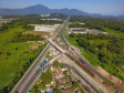 A administração dos Portos do Paraná realiza em paralelo uma série de obras para o desenvolvimento regional. A mais adiantada é a construção do novo viaduto na entrada de Paranaguá, onde a BR-277 se divide entre as avenidas Ayrton Senna e Bento Rocha. O projeto e a execução são coordenados pelo DER (Departamento de Estradas de Rodagem). O investimento dos Portos é de R$ 12,7 milhões e a entrega da obra será em junho .Foto:José Fernando Ogura/ANPr