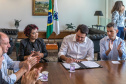 O Governador Carlos Massa Ratinho Junior e o Presidente da Comec, Gilson Santos, assinam a prorrogação da isenção do Transporte para de Pessoas com Deficiência(PCD). Curitiba, 09/04/2019
Foto: Maurilio Cheli