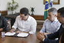 O governador Carlos Massa Ratinho Jr assinou no Palácio Iguaçu, decreto prorrogando a isenção do transporte para PCD (Pessoa Com Deficiência). Presentes na solenidade: prefeito de Curitiba, Rafael Greca de Macedo; secretário de Desenvolvimento Urbano, João Carlos Ortega; diretor presidente da Comec, Gilson dos Santos, entre outros.Curitiba, 09-04-19.Foto: Arnaldo Alves / ANPr.