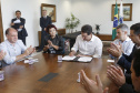 O governador Carlos Massa Ratinho Jr assinou no Palácio Iguaçu, decreto prorrogando a isenção do transporte para PCD (Pessoa Com Deficiência). Presentes na solenidade: prefeito de Curitiba, Rafael Greca de Macedo; secretário de Desenvolvimento Urbano, João Carlos Ortega; diretor presidente da Comec, Gilson dos Santos, entre outros.Curitiba, 09-04-19.Foto: Arnaldo Alves / ANPr.