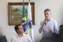 O governador Carlos Massa Ratinho Jr assinou no Palácio Iguaçu, decreto prorrogando a isenção do transporte para PCD (Pessoa Com Deficiência). Presentes na solenidade: prefeito de Curitiba, Rafael Greca de Macedo; secretário de Desenvolvimento Urbano, João Carlos Ortega; diretor presidente da Comec, Gilson dos Santos, entre outros.Curitiba, 09-04-19.Foto: Arnaldo Alves / ANPr.