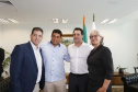 O governador Carlos Massa Ratinho Jr assinou no Palácio Iguaçu, decreto prorrogando a isenção do transporte para PCD (Pessoa Com Deficiência). Presentes na solenidade: prefeito de Curitiba, Rafael Greca de Macedo; secretário de Desenvolvimento Urbano, João Carlos Ortega; diretor presidente da Comec, Gilson dos Santos, entre outros.Curitiba, 09-04-19.Foto: Arnaldo Alves / ANPr.