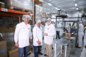 Também em Mauá da Serra, Ratinho Junior visitou as instalações da SL Alimentos, uma das maiores produtoras de aveia da América Latina. No local, ele reforçou o compromisso do Estado com o setor produtivo. “Estamos construindo aqui no Paraná um ambiente para que as indústrias possam crescer e gerar cada vez mais empregos”, disse. Foto: Rodrigo Felix Leal/ANPr