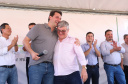 O governador Carlos Massa Ratinho Junior participa nesta sexta-feira (12) da inauguração do residencial Manoel Bono Belascuzas e entrega as chaves da casa própria para 44 famílias de Nova Londrina, no Noroeste do Estado. O empreendimento foi construído em um trabalho integrado do Governo do Estado, por meio da Cohapar, Copel e Sanepar, com o governo federal e a prefeitura. Nova Londrina, 12/04/2019 - Foto: Rodrigo Felix Leal/ANPr