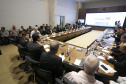 O governador Carlos Massa Ratinho Junior reuniu-se nesta terça-feira (16), no Palácio Iguaçu, em Curitiba, com a equipe de governo. Além de secretários e diretores de companhias estatais, participaram o presidente da Empresa Brasileira de Serviços Hospitalares (Ebserh), general Oswaldo de Jesus Ferreira, o líder do governo na Assembleia, Hussein Bakri, e os deputados estaduais Michele Caputo Neto e Tercílio Turini.  -  Curitiba, 16-04-19.Foto: Arnaldo Alves / ANPr.