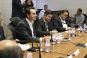 O governador Carlos Massa Ratinho Junior reuniu-se nesta terça-feira (16), no Palácio Iguaçu, em Curitiba, com a equipe de governo. Além de secretários e diretores de companhias estatais, participaram o presidente da Empresa Brasileira de Serviços Hospitalares (Ebserh), general Oswaldo de Jesus Ferreira, o líder do governo na Assembleia, Hussein Bakri, e os deputados estaduais Michele Caputo Neto e Tercílio Turini.  -  Curitiba, 16-04-19.Foto: Arnaldo Alves / ANPr.
