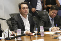 O governador Carlos Massa Ratinho Junior reuniu-se nesta terça-feira (16), no Palácio Iguaçu, em Curitiba, com a equipe de governo. Além de secretários e diretores de companhias estatais, participaram o presidente da Empresa Brasileira de Serviços Hospitalares (Ebserh), general Oswaldo de Jesus Ferreira, o líder do governo na Assembleia, Hussein Bakri, e os deputados estaduais Michele Caputo Neto e Tercílio Turini.  -  Curitiba, 16-04-19.Foto: Arnaldo Alves / ANPr.