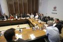 O governador Carlos Massa Ratinho Junior reuniu-se nesta terça-feira (16), no Palácio Iguaçu, em Curitiba, com a equipe de governo. Além de secretários e diretores de companhias estatais, participaram o presidente da Empresa Brasileira de Serviços Hospitalares (Ebserh), general Oswaldo de Jesus Ferreira, o líder do governo na Assembleia, Hussein Bakri, e os deputados estaduais Michele Caputo Neto e Tercílio Turini.  -  Curitiba, 16-04-19.Foto: Arnaldo Alves / ANPr.