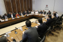 O governador Carlos Massa Ratinho Junior reuniu-se nesta terça-feira (16), no Palácio Iguaçu, em Curitiba, com a equipe de governo. Além de secretários e diretores de companhias estatais, participaram o presidente da Empresa Brasileira de Serviços Hospitalares (Ebserh), general Oswaldo de Jesus Ferreira, o líder do governo na Assembleia, Hussein Bakri, e os deputados estaduais Michele Caputo Neto e Tercílio Turini.  -  Curitiba, 16-04-19.Foto: Arnaldo Alves / ANPr.