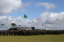 O Exército Brasileiro completa 371 anos em abril. Nesta quarta-feira (17), para celebrar a data, a 5ª Divisão de Exército realizou no Forte Pinheirinho, em Curitiba, uma solenidade militar com apresentação da banda da corporação e desfiles. Também foram entregues Medalhas de Ordem do Mérito Militar e diplomas a 20 civis e militares. O secretário de Estado da Segurança Pública e da Administração Penitenciária, Luiz Felipe Carbonell, participou da solenidade.
Foto Gilson Abreu ANPr