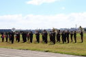 O Exército Brasileiro completa 371 anos em abril. Nesta quarta-feira (17), para celebrar a data, a 5ª Divisão de Exército realizou no Forte Pinheirinho, em Curitiba, uma solenidade militar com apresentação da banda da corporação e desfiles. Também foram entregues Medalhas de Ordem do Mérito Militar e diplomas a 20 civis e militares. O secretário de Estado da Segurança Pública e da Administração Penitenciária, Luiz Felipe Carbonell, participou da solenidade.
Foto Gilson Abreu ANPr