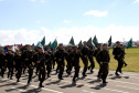 O Exército Brasileiro completa 371 anos em abril. Nesta quarta-feira (17), para celebrar a data, a 5ª Divisão de Exército realizou no Forte Pinheirinho, em Curitiba, uma solenidade militar com apresentação da banda da corporação e desfiles. Também foram entregues Medalhas de Ordem do Mérito Militar e diplomas a 20 civis e militares. O secretário de Estado da Segurança Pública e da Administração Penitenciária, Luiz Felipe Carbonell, participou da solenidade.
Foto Gilson Abreu ANPr