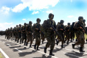 O Exército Brasileiro completa 371 anos em abril. Nesta quarta-feira (17), para celebrar a data, a 5ª Divisão de Exército realizou no Forte Pinheirinho, em Curitiba, uma solenidade militar com apresentação da banda da corporação e desfiles. Também foram entregues Medalhas de Ordem do Mérito Militar e diplomas a 20 civis e militares. O secretário de Estado da Segurança Pública e da Administração Penitenciária, Luiz Felipe Carbonell, participou da solenidade.
Foto Gilson Abreu ANPr