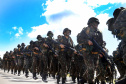 O Exército Brasileiro completa 371 anos em abril. Nesta quarta-feira (17), para celebrar a data, a 5ª Divisão de Exército realizou no Forte Pinheirinho, em Curitiba, uma solenidade militar com apresentação da banda da corporação e desfiles. Também foram entregues Medalhas de Ordem do Mérito Militar e diplomas a 20 civis e militares. O secretário de Estado da Segurança Pública e da Administração Penitenciária, Luiz Felipe Carbonell, participou da solenidade.
Foto Gilson Abreu ANPr