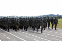 O Exército Brasileiro completa 371 anos em abril. Nesta quarta-feira (17), para celebrar a data, a 5ª Divisão de Exército realizou no Forte Pinheirinho, em Curitiba, uma solenidade militar com apresentação da banda da corporação e desfiles. Também foram entregues Medalhas de Ordem do Mérito Militar e diplomas a 20 civis e militares. O secretário de Estado da Segurança Pública e da Administração Penitenciária, Luiz Felipe Carbonell, participou da solenidade.
Foto Gilson Abreu ANPr
