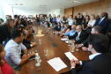 O governador Carlos Massa Ratinho Junior assinou nesta quarta-feira (17), no Palácio Iguaçu, um projeto de lei que propõe a criação do Conselho Estadual dos Povos Indígenas (CEPI-PR), órgão consultivo que será responsável por assegurar a participação dos povos indígenas nas políticas públicas do Estado. - Curitiba, 17/04/2019 - Foto: Rodrigo Félix Leal/ANPr