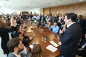 O governador Carlos Massa Ratinho Junior assinou nesta quarta-feira (17), no Palácio Iguaçu, um projeto de lei que propõe a criação do Conselho Estadual dos Povos Indígenas (CEPI-PR), órgão consultivo que será responsável por assegurar a participação dos povos indígenas nas políticas públicas do Estado. - Curitiba, 17/04/2019 - Foto: Rodrigo Félix Leal/ANPr