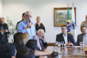 O governador Carlos Massa Ratinho Junior assina projeto de lei, a ser enviado à Assembleia Legislativa, propondo a criação do Conselho Estadual dos Povos Indígenas do Paraná. Presentes na solenidade: superintendente geral de diálogo e interação social Mauro Rockenbach, caciques, deputados, entre outros.Curitiba, 17-04-19.Foto: Arnaldo Alves / ANPr.