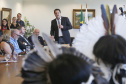 O governador Carlos Massa Ratinho Junior assina projeto de lei, a ser enviado à Assembleia Legislativa, propondo a criação do Conselho Estadual dos Povos Indígenas do Paraná. Presentes na solenidade: superintendente geral de diálogo e interação social Mauro Rockenbach, caciques, deputados, entre outros.Curitiba, 17-04-19.Foto: Arnaldo Alves / ANPr.