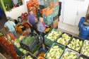 O Governo do Paraná assinou nesta segunda-feira (22) os primeiros contratos com 153 cooperativas e associações da agricultura familiar para a entrega de 28 mil toneladas de gêneros alimentícios para a merenda escolar. Com isso, as entrega para as escolas já começaram. O investimento chega a R$ 65 milhões para compra de frutas, legumes, verduras, hortaliças, temperos e complementos.  -  Curitiba, 22/04/2019  -  Foto: Hedeson Alves/Arquivo SEED