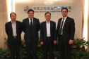 O governador Carlos Massa Ratinho Junior apresentou na quarta-feira (24), em Xangai, os projetos de infraestrutura do Paraná a executivos da China Communication Construction Company (CCCC), grupo empresarial que opera diversos ativos de infraestrutura, incluindo rodovias, ferrovias, metrôs, portos e aeroportos. O governador lidera uma missão internacional ao país asiático que segue até esta sexta-feira (26). Foto: DivulgaçãoANPr