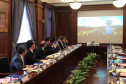 O governador Carlos Massa Ratinho Junior apresentou na quarta-feira (24), em Xangai, os projetos de infraestrutura do Paraná a executivos da China Communication Construction Company (CCCC), grupo empresarial que opera diversos ativos de infraestrutura, incluindo rodovias, ferrovias, metrôs, portos e aeroportos. O governador lidera uma missão internacional ao país asiático que segue até esta sexta-feira (26). Foto: DivulgaçãoANPr