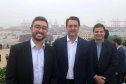 Acompanhado do secretário de Estado da Infraestrutura e Logística, Sandro Alex, e do diretor-presidente dos Portos do Paraná, Luiz Fernando Garcia, o governador Ratinho Junior esteve no Porto de Xangai, o maior porto do mundo em movimentação de contêineres. O objetivo é buscar tecnologias e o know how chinês para obras de ampliação do Porto do Paranaguá. Foto: Divulgação/ANPr