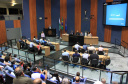 Moradores de São José dos Pinhais, na Região Metropolitana de Curitiba, esclareceram na quarta-feira (24) dúvidas sobre os serviços de água e de esgoto na cidade, em audiência pública na Câmara Municipal.  Na foto,  Engenheira Simone Alvarenga apresentou dados dos serviços na cidade _  São José dos Pinhais, 25/04/2019  -  Foto: Renata Gomes (Câmara de S.José dos Pinhais)