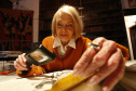 ADALICE ARAÚJO- PERFIL - CURITIBA - 06- 09- 10- PARANÁ- VIDA E CIDADANIA - Matéria com a maior crítica de arte da história do Paraná que se recolheu em seu apartamento para escrever um dicionário sem fim. É uma visionária, que lotou sua casa de pastas com recortes sobre os artistas. Foto: Marcelo Elias - Agência de Notícias Gazeta do Povo/Divulgação SEEC