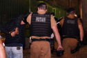 A Polícia Militar do Paraná deflagra a megaoperação Primo que cumpriu 16 mandados de Prisão e de Busca e Apreensão e resultou em 19 encaminhamentos, sendo 15 adultos e quatro adolescentes apreendidos, bem como uma quantidade de drogas recolhida.  -  Curitiba, 26/04/2019  -  Foto: Soldado Amanda Morais