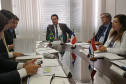 O governador Carlos Massa Ratinho Junior se reuniu na segunda-feira (29), em Brasília, com os embaixadores Nimia Ermelinda da Silva Boschert, do Paraguai, e Fernando Schmidt Ariztía, do Chile, para tratar do projeto do corredor bioceânico entre o Porto de Paranaguá e o Porto de Antofagasta.Foto: Divulgação/ANPr