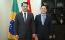 CHINA - O governador Carlos Massa Ratinho também esteve com o embaixador da China no Brasil, Yang Wanming. Ele apresentou como resultado da recente viagem ao país, na semana passada, a confirmação da visita do CEO da China Communications Construction Company (CCCC) - estatal chinesa e maior empresa de infraestrutura do País - ao Paraná no dia 14 de maio. Na foto, o secretário da Infraestrurtura e Logística, Sandro Alex - Curitiba, 29/04/2019 - Foto: Rodrigo Félix Leal/ANPr