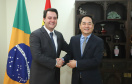 CHINA - O governador Carlos Massa Ratinho também esteve com o embaixador da China no Brasil, Yang Wanming. Ele apresentou como resultado da recente viagem ao país, na semana passada, a confirmação da visita do CEO da China Communications Construction Company (CCCC) - estatal chinesa e maior empresa de infraestrutura do País - ao Paraná no dia 14 de maio. Na foto, o secretário da Infraestrurtura e Logística, Sandro Alex - Curitiba, 29/04/2019 - Foto: Rodrigo Félix Leal/ANPr