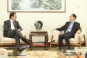 CHINA - O governador Carlos Massa Ratinho também esteve com o embaixador da China no Brasil, Yang Wanming. Ele apresentou como resultado da recente viagem ao país, na semana passada, a confirmação da visita do CEO da China Communications Construction Company (CCCC) - estatal chinesa e maior empresa de infraestrutura do País - ao Paraná no dia 14 de maio. Na foto, o secretário da Infraestrurtura e Logística, Sandro Alex - Curitiba, 29/04/2019 - Foto: Rodrigo Félix Leal/ANPr