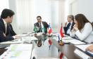 O governador Carlos Massa Ratinho Junior se reuniu na segunda-feira (29), em Brasília, com os embaixadores Nimia Ermelinda da Silva Boschert, do Paraguai, e Fernando Schmidt Ariztía, do Chile, para tratar do projeto do corredor bioceânico entre o Porto de Paranaguá e o Porto de Antofagasta. - BRasília, 29/04/2019 - Foto: Rodrigo Félix Leal/ANPr