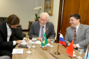 Darci Piana também recebeu nesta terça-feira o embaixador Igor Kipman, chefe do Escritório de Representação do Ministério das Relações Exteriores no Paraná (Erepar); os cônsules honorários da Hungria (Marco Aurélio Schetino), Rússia (Acef Said), Dinamarca (Pedro Fernandes), Romênia (Orcival Henning), Grã-Bretanha (Adam Patterson), Tanzânia (Jonathan Bittencout), Suíça (Manuela Merki) e Turquia (Luiz Alberto Lenz); e o cônsul adjunto da Argentina no Paraná, Sebastian Bertuzzi