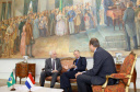  O vice-governador Darci Piana recebeu nesta quinta-feira (2), no Palácio Iguaçu, o embaixador da Holanda no Brasil, Cornelis Van Rij, e apresentou os potenciais do Estado nas áreas da agricultura, indústria, infraestrutura e inovação.Foto:Jaelson Lucas / ANPr