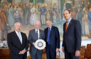 O vice-governador Darci Piana recebeu nesta quinta-feira (2), no Palácio Iguaçu, o embaixador da Holanda no Brasil, Cornelis Van Rij, e apresentou os potenciais do Estado nas áreas da agricultura, indústria, infraestrutura e inovação. Foto:Jaelson Lucas / ANPr
