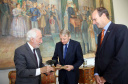  O vice-governador Darci Piana recebeu nesta quinta-feira (2), no Palácio Iguaçu, o embaixador da Holanda no Brasil, Cornelis Van Rij, e apresentou os potenciais do Estado nas áreas da agricultura, indústria, infraestrutura e inovação.Foto:Jaelson Lucas / ANPr