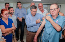 O secretário da Saúde do Paraná, Beto Preto, fez neste sábado pela manhã, na sede da 16ª Regional de Saúde, em Apucarana, a abertura estadual do “Dia D” da vacinação contra a gripe. Foto:  Josias Pinto