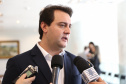 O governador Carlos Massa Ratinho Junior assinou nesta segunda-feira (6) decreto que prorroga os benefícios fiscais do Imposto sobre Circulação de Mercadorias e Serviços (ICMS) ao setor produtivo de todo o Estado. A medida beneficia setores como a agropecuária e indústria e busca manter a competitividade de mercado de diversos produtos paranaenses. Foto: José Fernando Ogura/ANPr - 06/05/2019