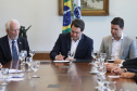 O governador Carlos Massa Ratinho Junior assinou nesta segunda-feira (6) decreto que prorroga os benefícios fiscais do Imposto sobre Circulação de Mercadorias e Serviços (ICMS) ao setor produtivo de todo o Estado. A medida beneficia setores como a agropecuária e indústria e busca manter a competitividade de mercado de diversos produtos paranaenses. Foto: José Fernando Ogura/ANPr - 06/05/2019