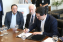 O governador Carlos Massa Ratinho Junior assinou nesta segunda-feira (6) decreto que prorroga os benefícios fiscais do Imposto sobre Circulação de Mercadorias e Serviços (ICMS) ao setor produtivo de todo o Estado. A medida beneficia setores como a agropecuária e indústria e busca manter a competitividade de mercado de diversos produtos paranaenses. Foto: José Fernando Ogura/ANPr - 06/05/2019